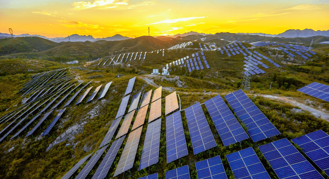 Large solar farm generating renewable energy during hot and dry weather conditions influenced by El Niño.